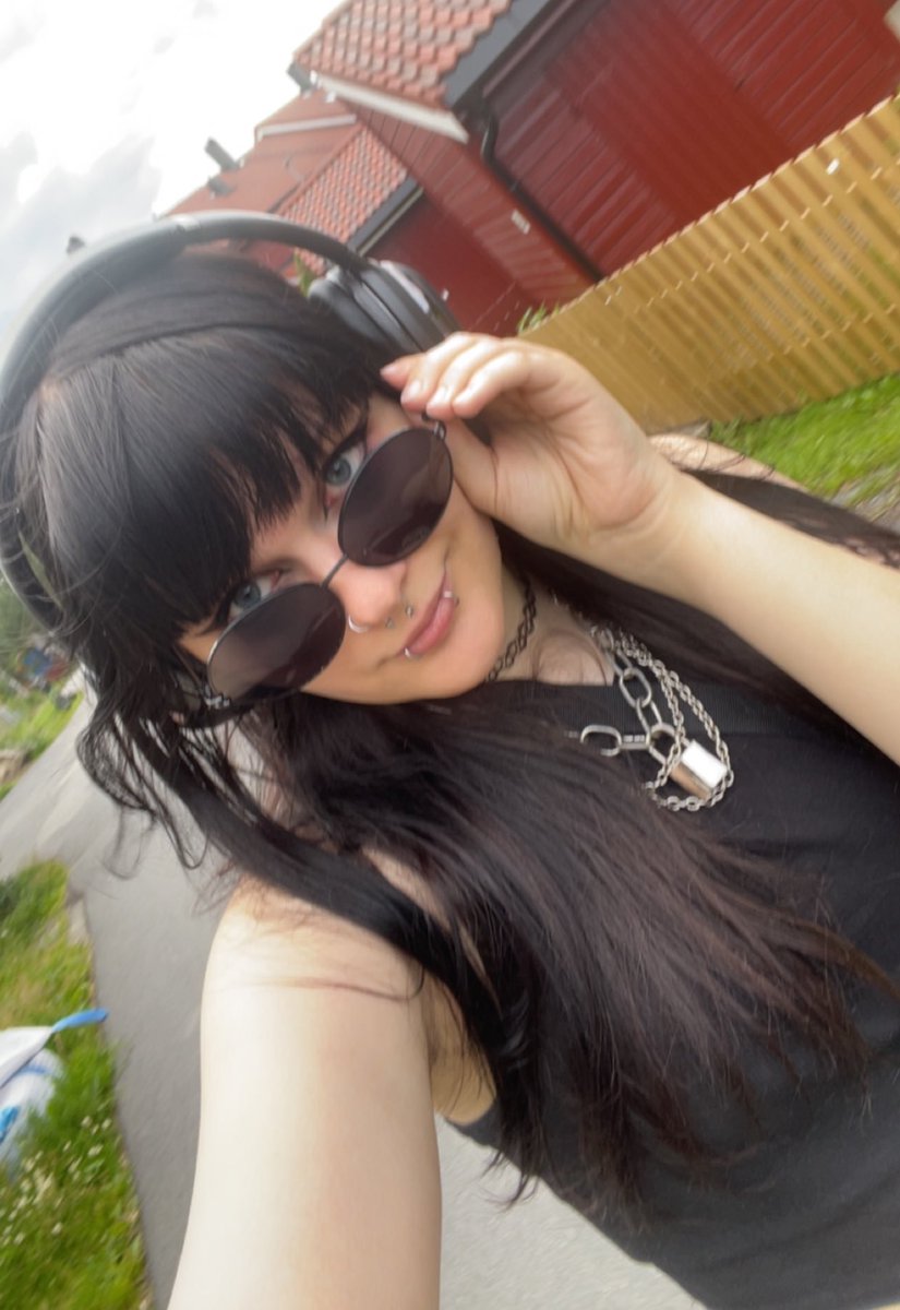 DefinitelyLunaa's tweet image. Got big round sunglasses that actually kinda suit me B)
