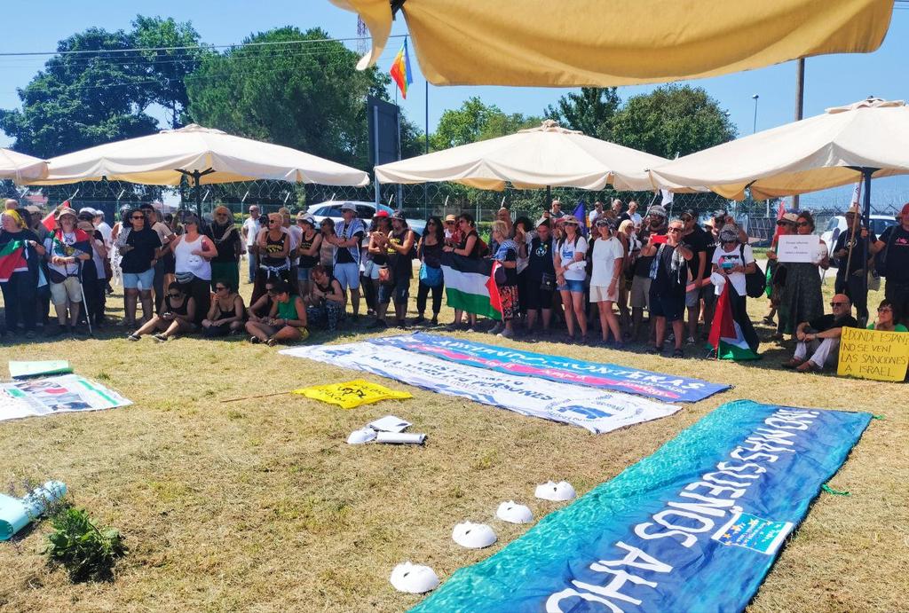 Caravana_AF's tweet photo. Hoy nos manifestamos contra la militarización frente a la base de la OTAN en Aviano, en el noreste de Italia. 

La guerra empieza aquí, parémosla aquí. 

#NoEnNuestroNombre #NoNATO #NoGuerraAiPopoli #NoGuerraAiMigranti #NoMuos https://t.co/eAb8qAOeah