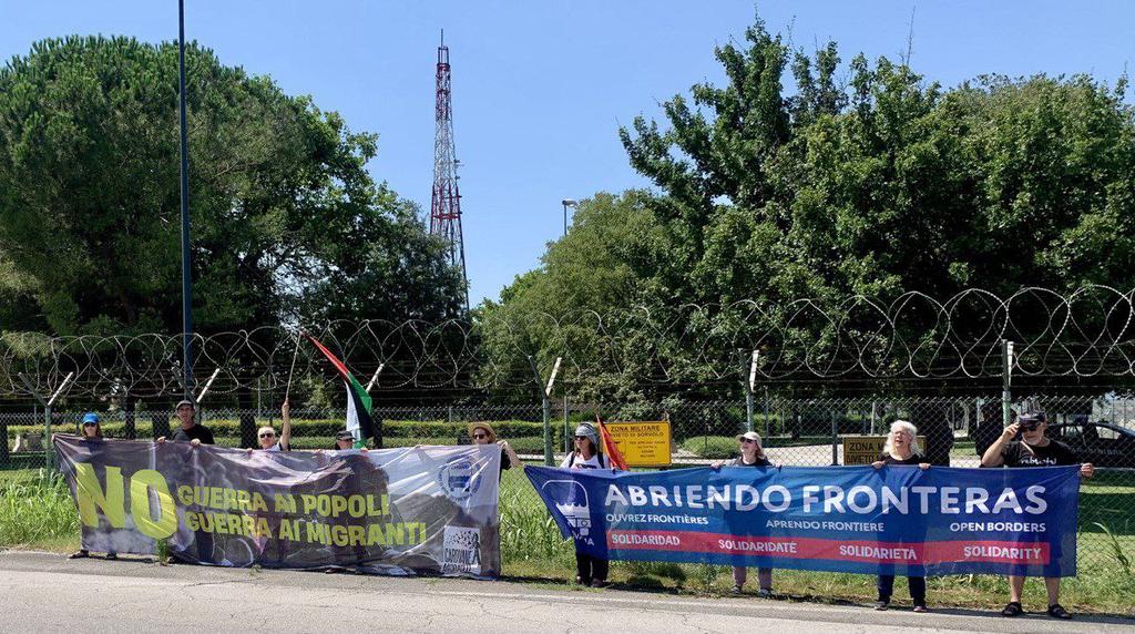 Caravana_AF's tweet photo. Hoy nos manifestamos contra la militarización frente a la base de la OTAN en Aviano, en el noreste de Italia. 

La guerra empieza aquí, parémosla aquí. 

#NoEnNuestroNombre #NoNATO #NoGuerraAiPopoli #NoGuerraAiMigranti #NoMuos https://t.co/eAb8qAOeah