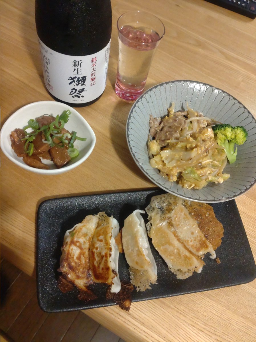 EO8o7e8IkWvbdNF's tweet photo. #獺祭　#餃子　#野菜炒め　#マグロ煮
晩酌です https://t.co/3WwIicJRjw