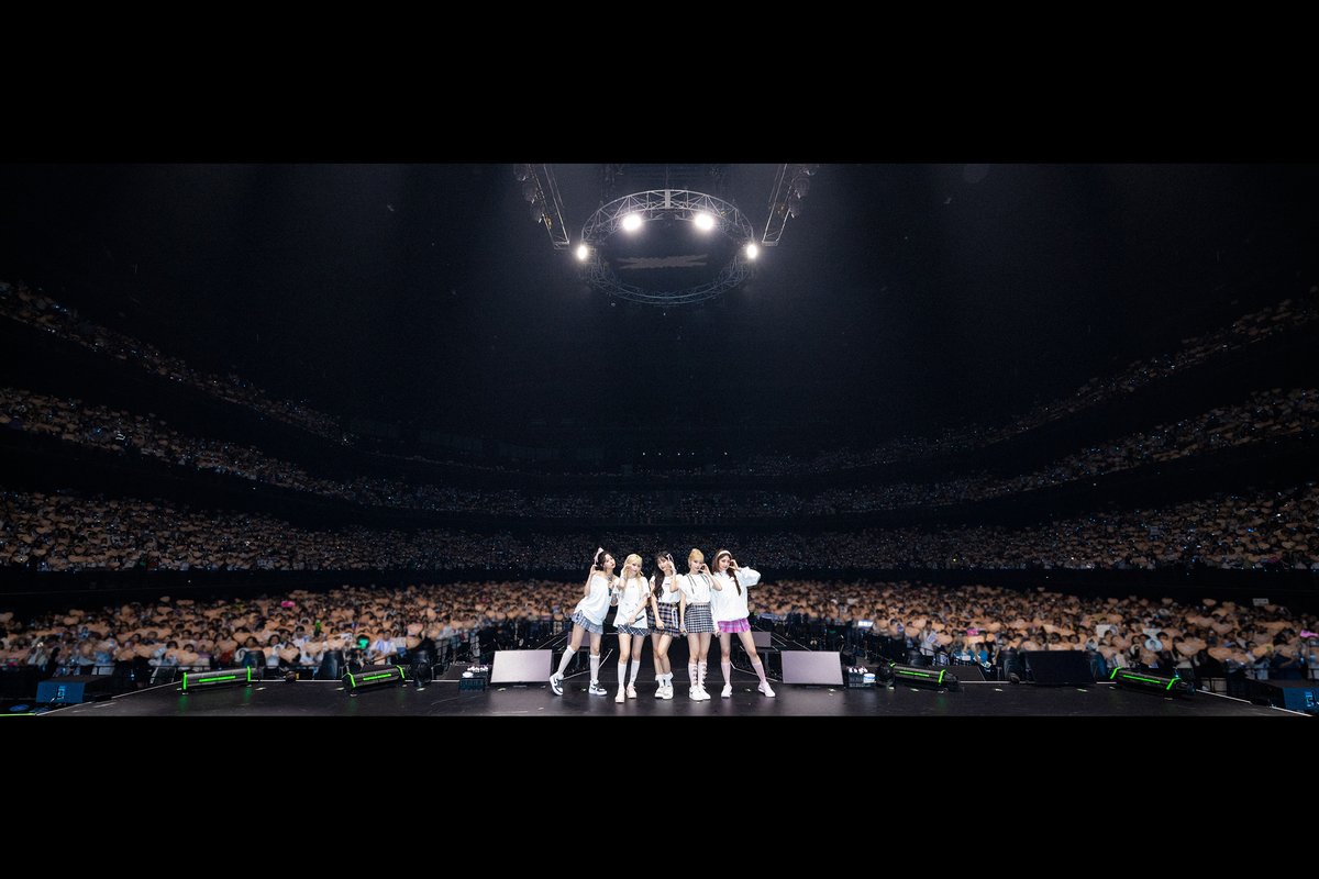 le_sserafim_jp's tweet photo. [#今日のLE_SSERAFIM]
240715 @ LE SSERAFIM FAN MEETING ‘FEARNADA’ 2024 S/S - JAPAN

FEARNOTのそばでBlueに輝くLE SSERAFIM💙
神奈川3日間ありがとうございました！福岡でも最高の思い出を作りましょう🙌✨

#LE_SSERAFIM #르세라핌
#FEARNADA
#FEARNADA_JAPAN https://t.co/KI8HyHzURa