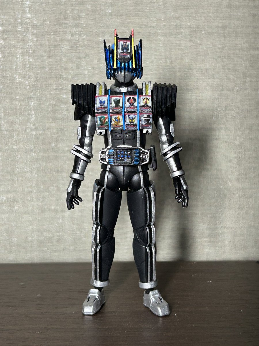 nasu06f1's tweet photo. 仮面ライダーディエンドコンプリートフォーム完成しました。

頭、胸の追加パーツはプラ板工作、
ケータッチはディケイドのものを複製、
あとは特にいじらずにシルバーに塗装しました。

掌動を初めて改造した割には、なかなか満足できる仕上がりになりました。

#掌動　#ニチアサフィギュア改造部 https://t.co/eVkM9ZFnHj