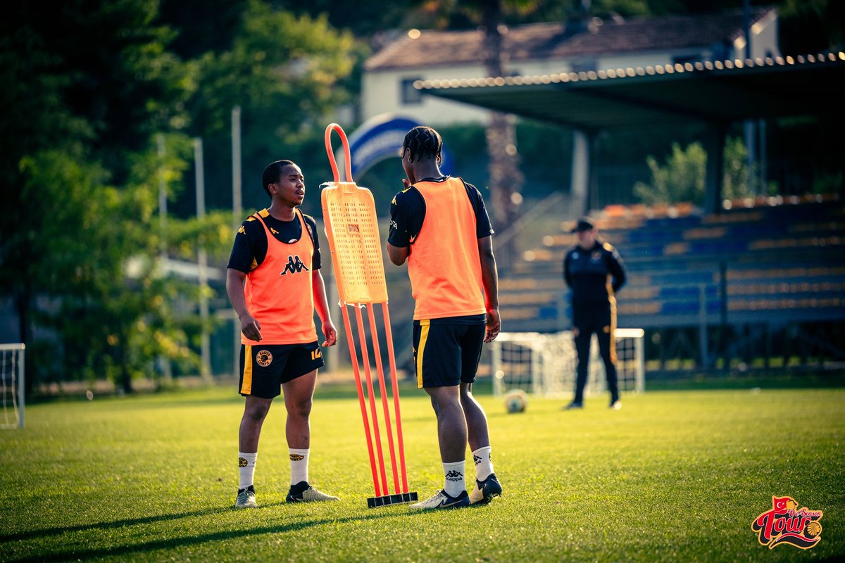 Matamza_SA's tweet photo. @KaizerChiefs @kappa_sa Our 8 and 10🙌🏾🙌🏾🔥🔥

Under proper coaching these 2 boys can win us trophies 🤞🏾 https://t.co/vOHUTE3QTQ