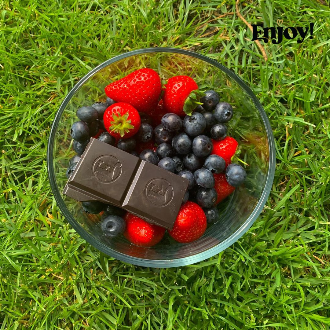 What’s your go-to Summer snack? 🌞

We personally think chocolate and fruit is a great combo 😋🍫

📸 Lovely photo by <a href="/sai_harshitha/">sai sree harshitha</a>

#darkchocolatebars #solidbars #veganbaking #darkchocolate #veganchocolate #dairyfreechocolate #freefromchocolate
