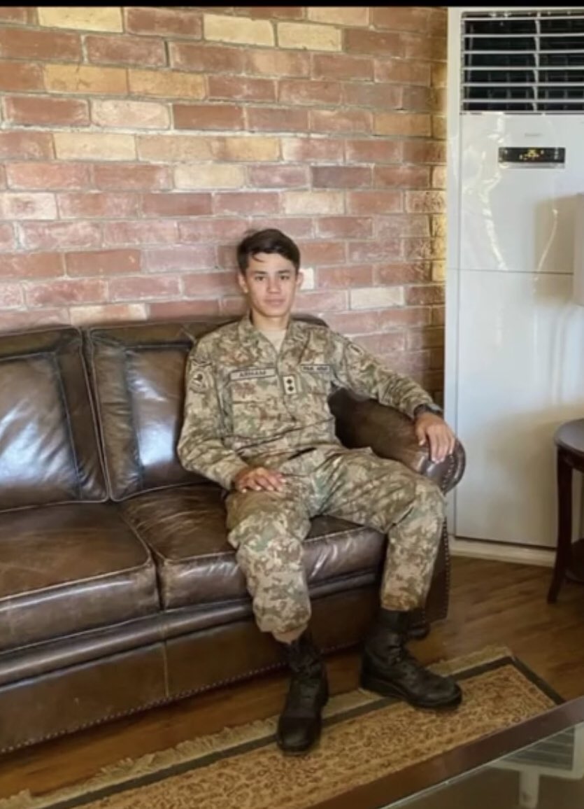 LoverForces's tweet image. موت تو اک دن سب کو آنی ہے مگر شاعر نے کیا خوب کہا ہے
دیکھ لو میں کیا کمال کرگیا
زندہ بھی ہوں انتقال کر گیا