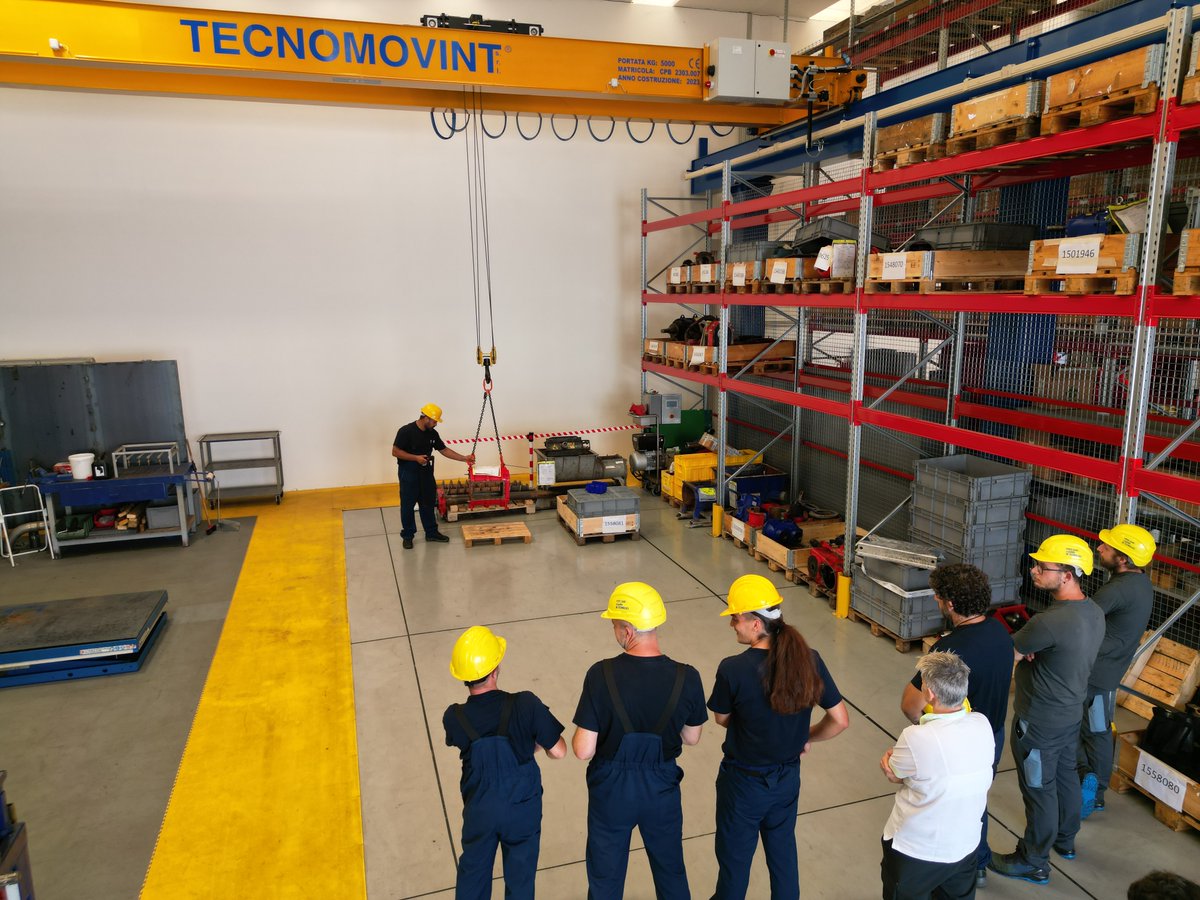 VogelsangSrl's tweet photo. Seconda tranches del corso carroponte: meccanici e magazzinieri han partecipato a questa sessione formativa tenutasi appositamente per loro nella nostra officina delle riparazioni in house
Sai che in @VogelsangSrl nel 2023 le ore di formazione sono state in media 49 a dipendente? https://t.co/iNHwwD0GJ5