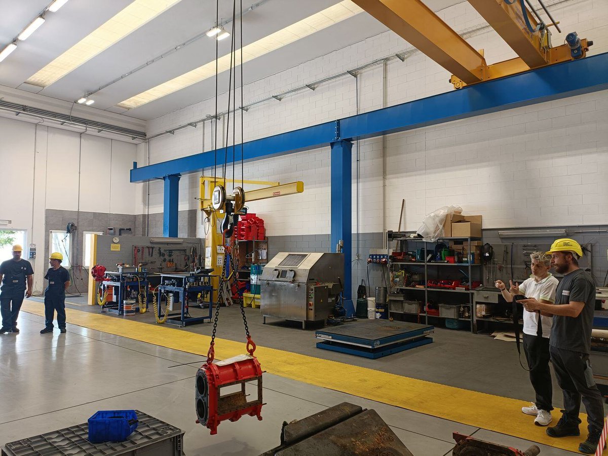 VogelsangSrl's tweet photo. Seconda tranches del corso carroponte: meccanici e magazzinieri han partecipato a questa sessione formativa tenutasi appositamente per loro nella nostra officina delle riparazioni in house
Sai che in @VogelsangSrl nel 2023 le ore di formazione sono state in media 49 a dipendente? https://t.co/iNHwwD0GJ5