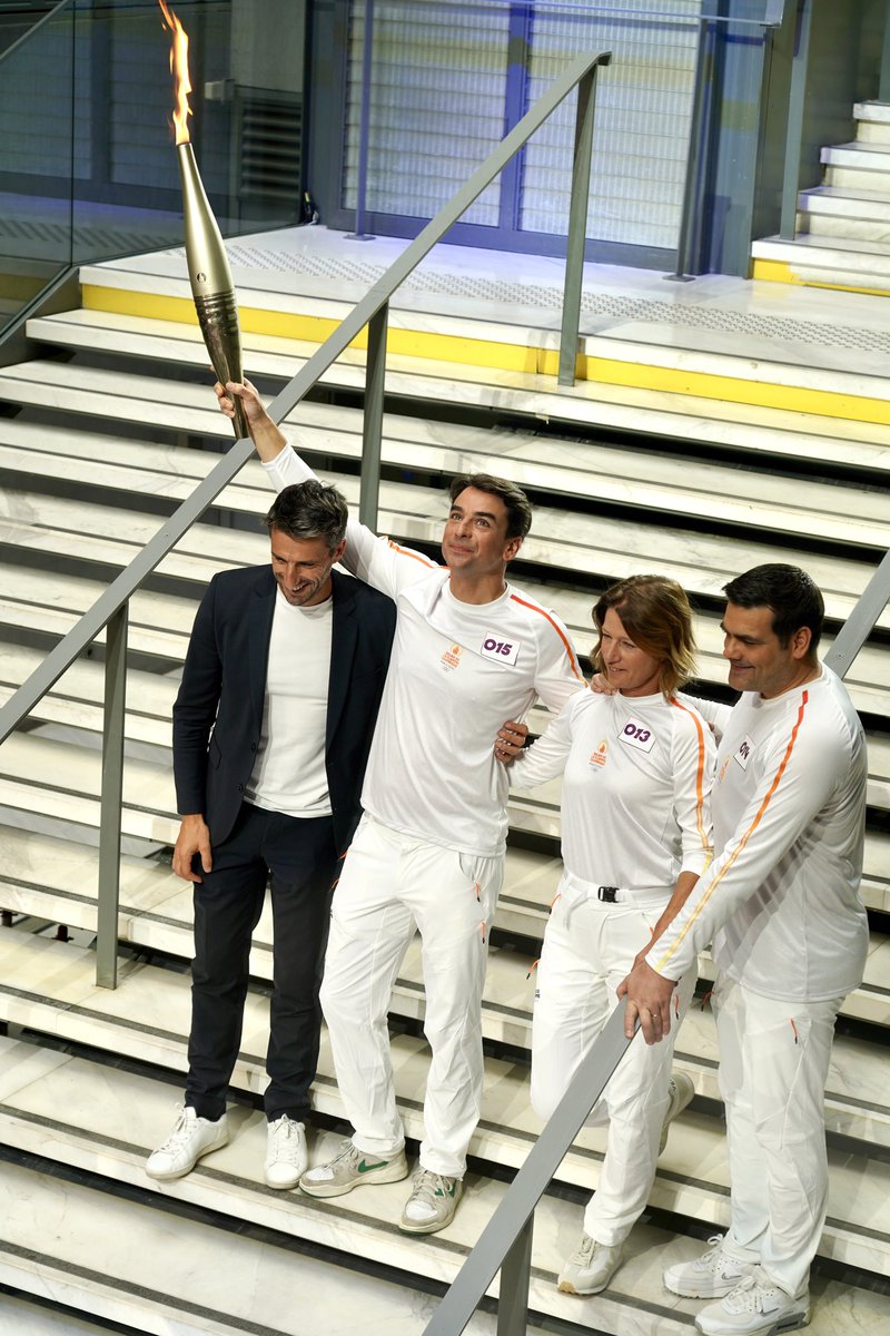 La flamme olympique portée par <a href="/lartot/">Matthieu Lartot</a> @GaesslerC <a href="/JulianBugier/">Julian Bugier</a> 🔥🤩 dans le hall de <a href="/FranceTV/">France tv</a> !

@infofrance2 
<a href="/GregoryNaboulet/">Grégory Naboulet</a> 
<a href="/TonyEstanguet/">Tony Estanguet - OLY</a> 
<a href="/Paris2024/">Paris 2024</a> 
#Paris2024 #FlammeOlympique