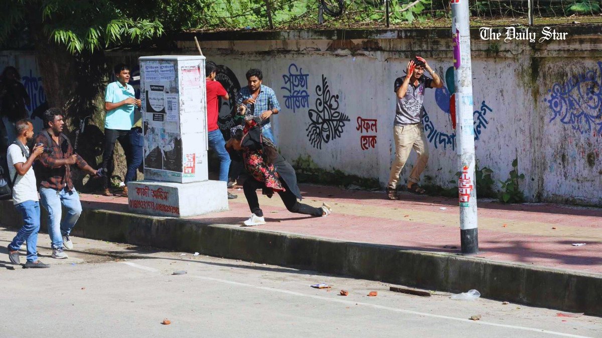 RifatAlam007's tweet photo. 🔴 Tragic news from #Dhaka University:
Over 100 students were injured in a brutal attack by Chhatra League members in front of the VC's building. Reports indicate several female students were also harassed by ruling @albd1971's student wings.
#QuotaMovement #PrayForStudents https://t.co/NdrFANE2TN