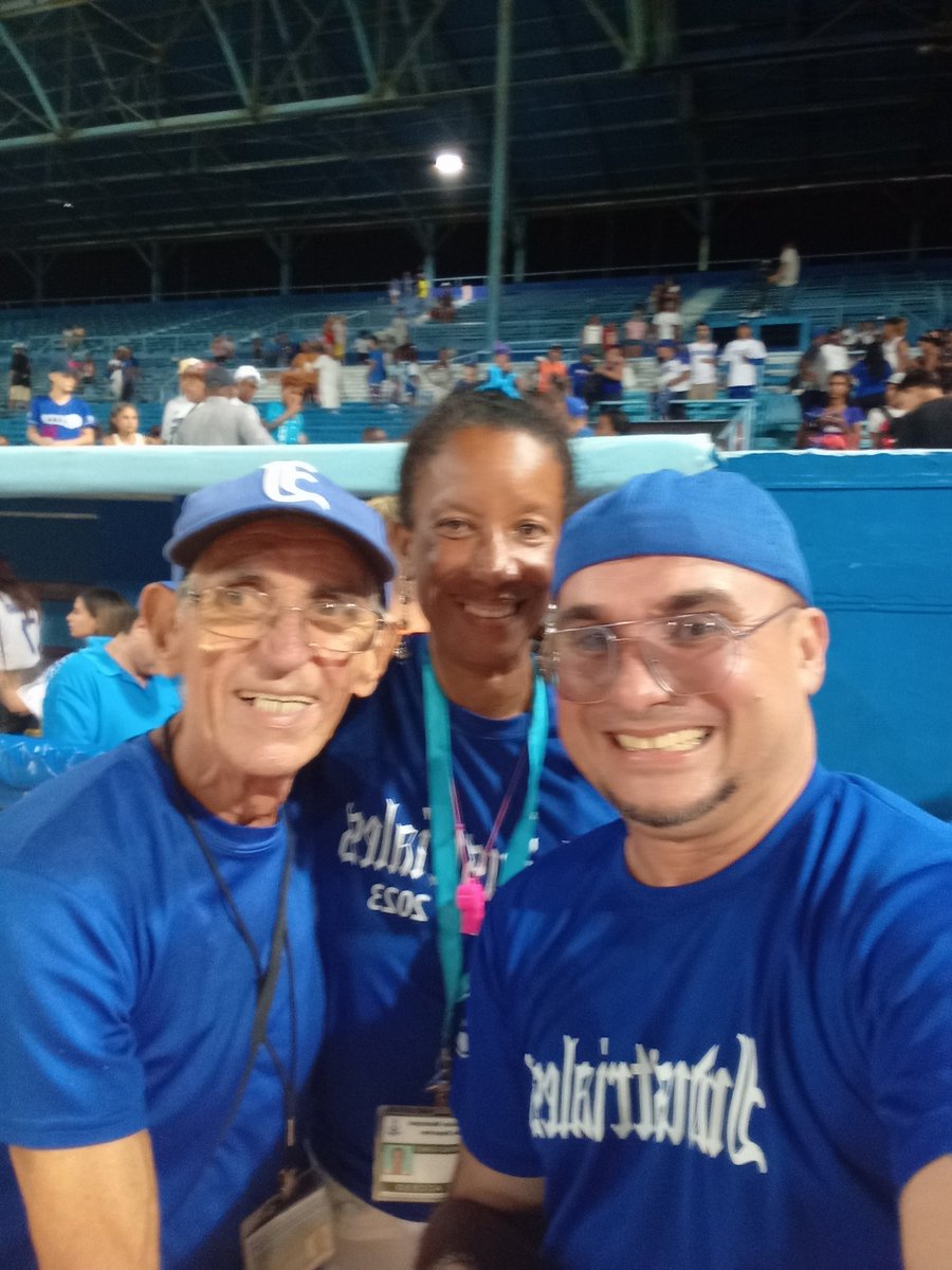 Roilancu1's tweet photo. Y cuando te encuentras la gente buena de #Alamar, que integran las Peñas Deportivas de apoyo a #Industriales, mejor sabe la victoria.
Gracias a ustedes por siempre estar en las buenas y en las malas. 
Hoy #VamosConTodo #Team505
#LaHabanaViveEnMí https://t.co/rjrRIXbCsT