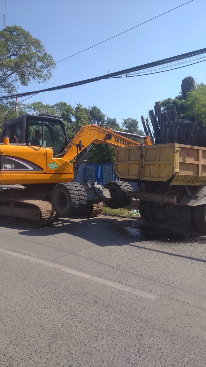 Senin 15 Juli 2024 Bidang SDA DPUPR Kota Pekalongan melaksanakan kegiatan rutin pemeliharaan membersihkan Enceng gondok di kalibremi jl.Supriyadi dan sebelah barat perum gama permai jl.blambangan, serta normalisasi saluran jl.Seruni.