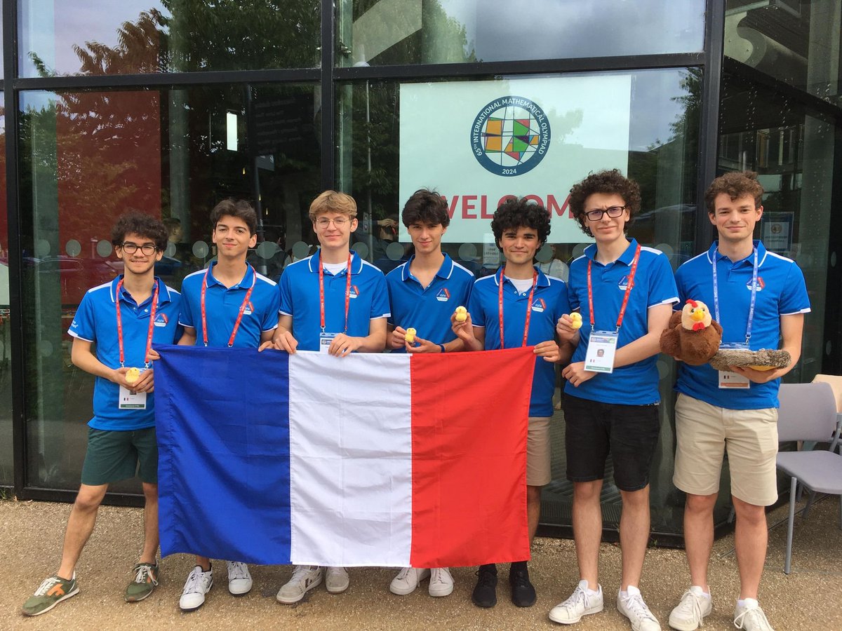 L'équipe de France vient d'arriver à Bath pour la 65e édition des Olympiades Internationales de Mathématiques ! 🇫🇷🇬🇧

On souhaite bonne chance à Solal, Erik, Auguste, Anatole, Serge et Oscar : les épreuves débutent demain ! 💪

➡️Le compte-rendu détaillé : maths-olympiques.fr/?p=14836