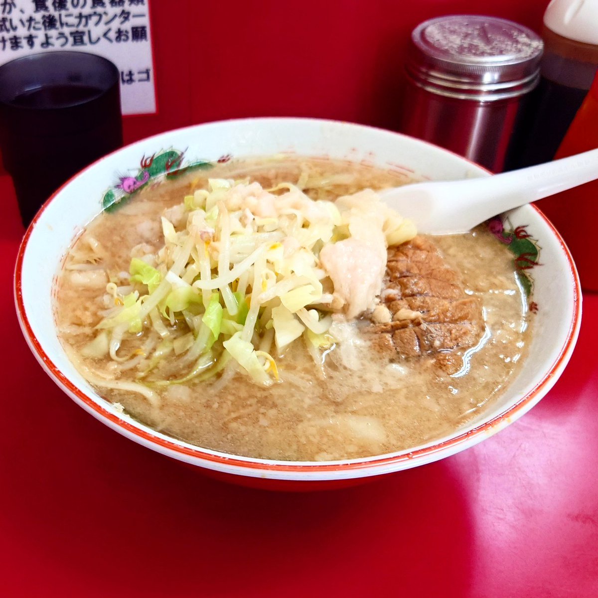 26like2022's tweet photo. ラーメン二郎　京急川崎店🍜

小ブタラーメン、麺少な目、アブラ

2024年6月再訪😊😌

豚は味染み、麺は細めのデロ、スープは優しい味の微乳化😋
とても食べやすい二郎で色んな人に紹介しやすい😊

#ラーメン二郎 #二郎 #二郎系 #ラーメン好きな人と繋がりたい #ラーメン #ラーメン二郎京急川崎店 https://t.co/xojgCzR5Ru