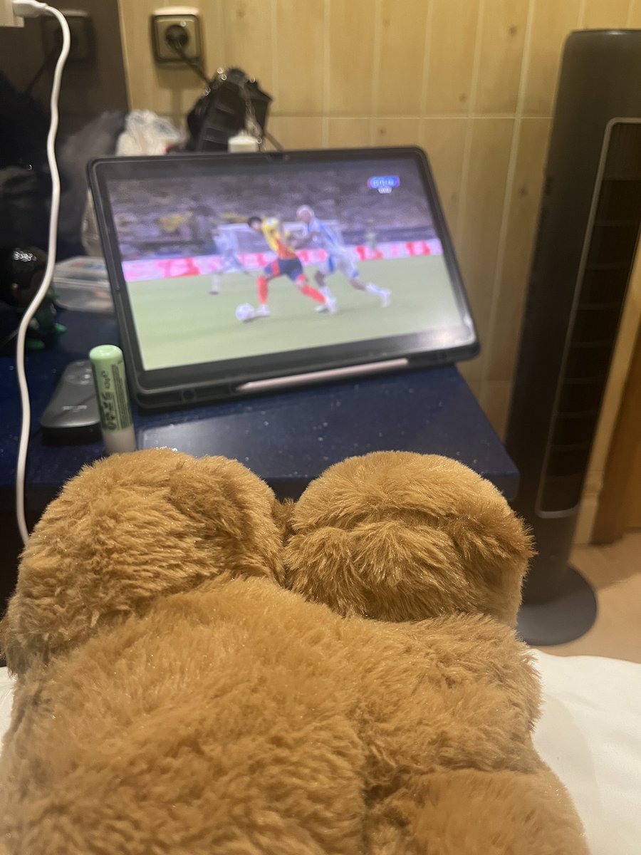 h13zzz's tweet photo. mi novio y yo viendo como murió el fútbol https://t.co/PYGYOxT0nD