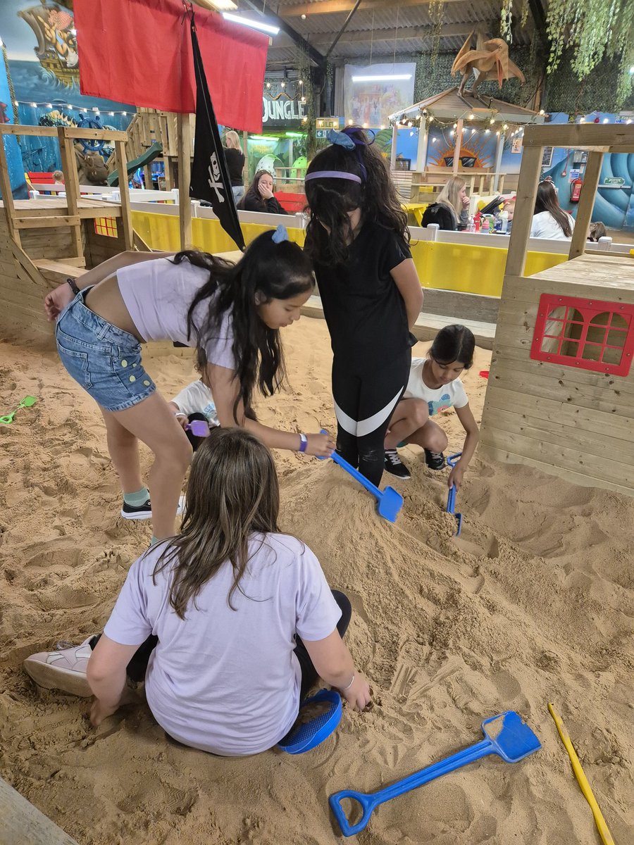 EPSEdventures's tweet photo. Edventures are having a blast at Castaway Play. #EPS #Edventures #Inspire #castawayplay #holidayclub https://t.co/17jjX0XvzN