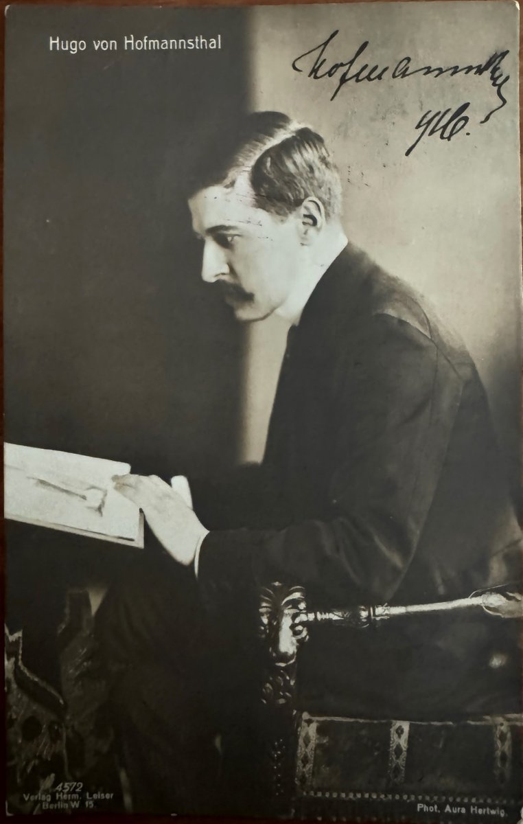 Aus meiner Sammlung. Zum 150. Geburtstag #Hofmannsthal. Nr. 9: Die Fotoporträts wurden auch in Fachzeitschriften reproduziert und als Postkarten vertrieben. 2 Aufnahmen (1906) der deutschen Fotografin Aura Hertwig, die Gerhart Hauptmann, Schnitzler und Wedekind u.a. porträtierte.