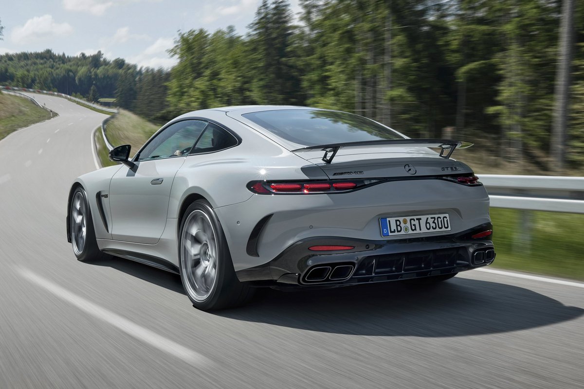 lerdvauto's tweet photo. 🇩🇪 Mercedes-AMG a dévoilé au Goodwood FOS sa nouvelle GT 63 PRO 4MATIC+ : le circuit, son terrain de jeu !
• V8 4.0L Bi-Turbo de 612 ch (+27 ch) / 850 Nm (+ 50 Nm)
• 0 à 200 en 10,9 secondes
• V-Max de 317 km/h
• Aérodynamique optimisée
• Refroidissement amélioré
#GT63PRO https://t.co/EFAWlbnaex