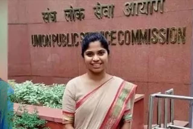 MukeshMohannn's tweet photo. ये आयुषी जैन है। ये UPSC 2020 में 85वी रैंक के साथ IPS बनी थी। इन्होंने नौकरी ज्वॉइन तो की, लेकिन मैडम का IAS बनने का मन था।

फिर? फिर किसी ने मैडम को EWS सर्टिफिकेट बनाने का नुक्सा बता दिया। इसी के साथ मैडम 2022 में IAS हो गई। 

#UPSCscam https://t.co/QQl3BnZQ7i