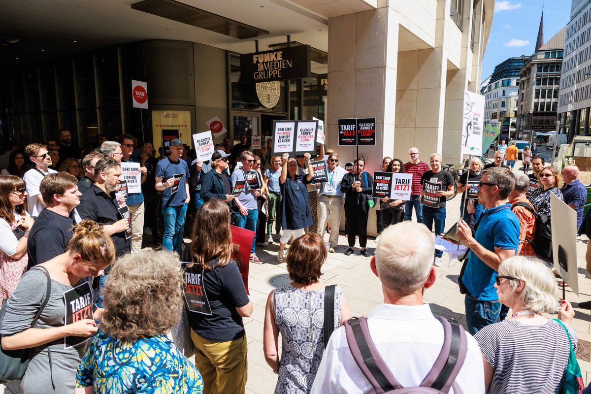 #RedakteurInnen sowie Verlagsangestellte haben am Montagmittag vor dem #Funke Verlagshaus in #Hamburg für tarifliche Gehälter und gerechte Arbeitsbedingungen demonstriert: djv-nord.de/blog-detail/de…

#djv_nord #djv #journalismus #tarife #medien