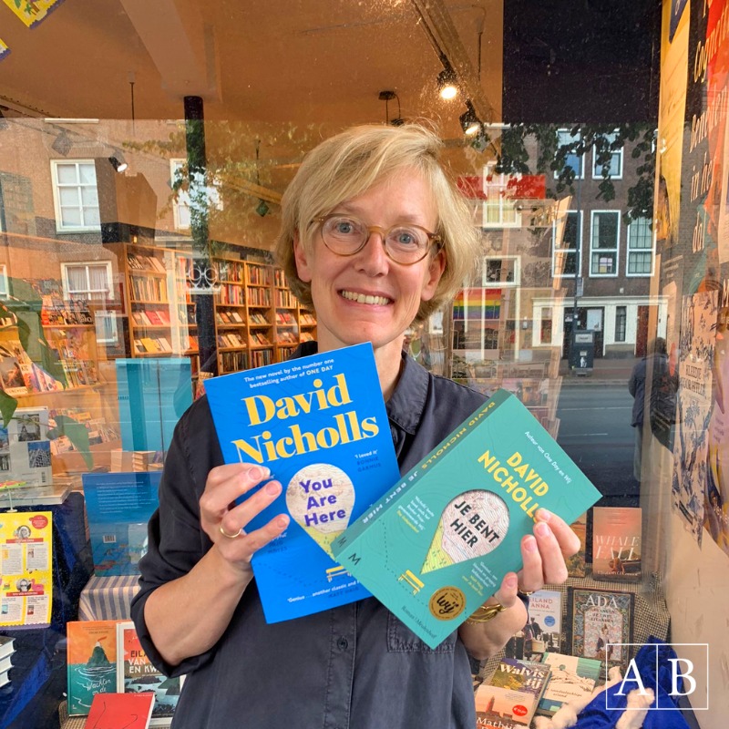 Athenaeum's tweet photo. Een van de Haarlemse #zomertips van Annetje Rubens is David Nicholls’ Je bent hier (You Are Here), vertaald door Carolien Metaal. Lees bij ons een fragment uit dit lichtvoetig liefdesverhaal en koop dat boek!