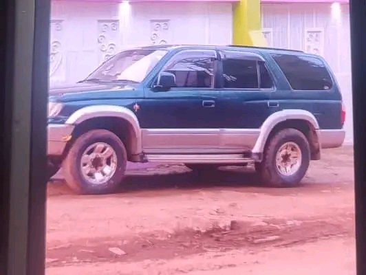 #RDC : À Bukavu, on aurait volé la jeep du chef de la police provinciale, le N°1 de la Police ! Il a appelé à l'aide aux personnes de bonne volonté qui l'auraient aperçue, une Toyota Surf.
Il y a des choses, si on te raconte tu risques de ne pas croire...