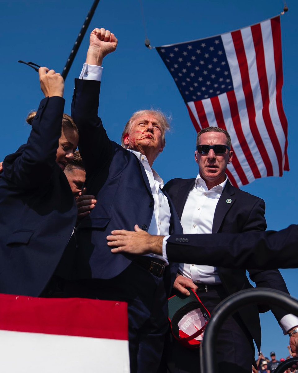 Qu'on aime Trump ou pas, cette photo fait déjà partie de l'Histoire.

En voici 14 autres, qui ont marquées leur époques: