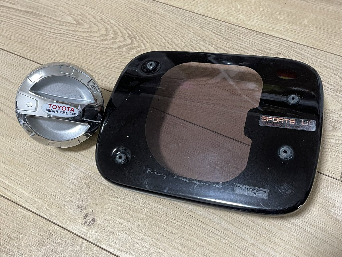 celicawaR34's tweet photo. 値下げします🚗
セリカzzt231 純正OP
給油口、フューエルキャップセット
¥40,000- (送料別)

給油口は納車後すぐに外して保管
フューエルキャップは納車後1年間使用

気になる方はお声がけください🙇🏻‍♀️

#車売ります #パーツ売ります 
#拡散希望 https://t.co/K7gseVZZqb