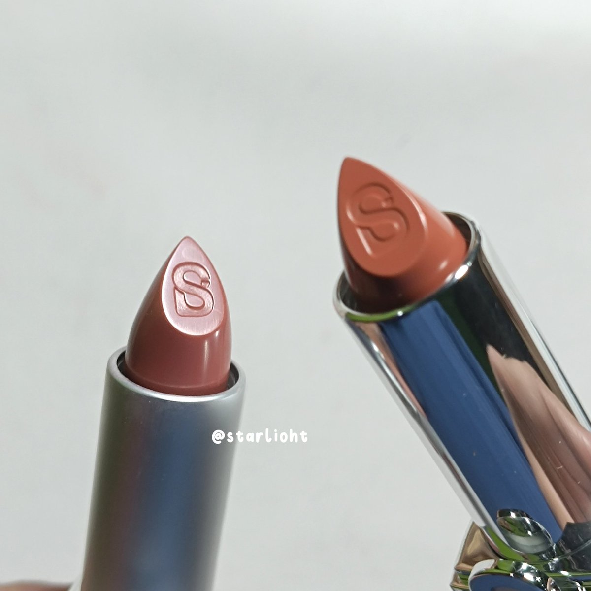 starlioht's tweet photo. Lihat lipstick baru ku, cantik banget embossnya sampe ga tega swatch 😭🫵

Elegant banget ga sih packagingnya, formulanya juga nyaman banget di bibir ~ https://t.co/fVyomRP4WI