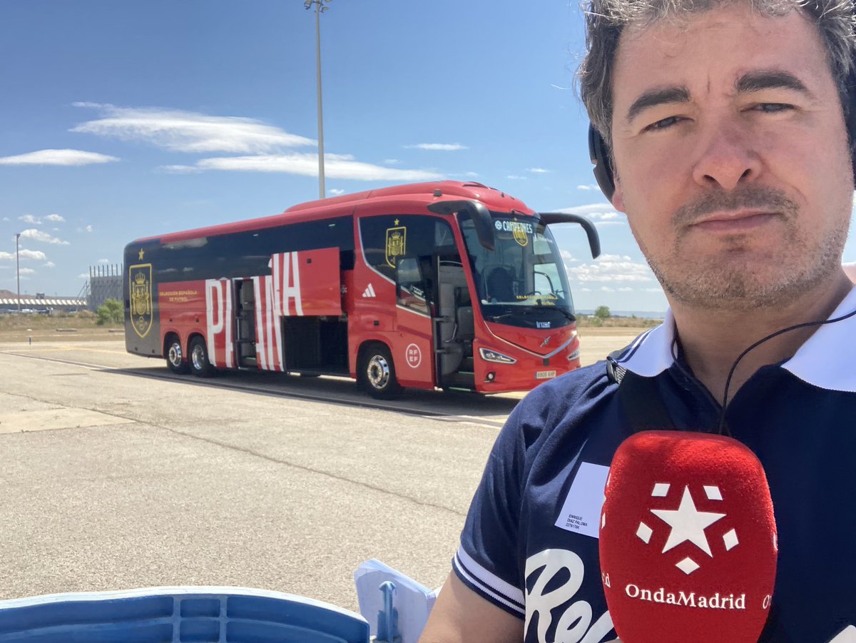Ya está en la T4 del Aeropuerto A.S. Madrid-Barajas el autocar que trasladará a los jugadores de la <a href="/SEFutbol/">Selección Española Masculina de Fútbol</a> de fútbol tras bajarse del avión en el que ya están camino a Madrid.

De aquí, los jugadores irán directamente irán hacia sus diversos compromisos de esta tarde.