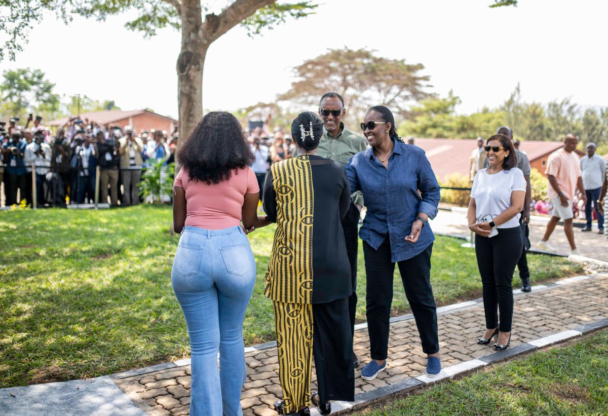 UrugwiroVillage's tweet photo. Today at Gacuriro Technical Secondary School in Gacuriro Cell, Kinyinya Sector, President Kagame, who is also RPF Presidential candidate and First Lady Jeannette Kagame joined other Rwandans to cast their votes in the Presidential and Parliamentary elections #RwandaDecides https://t.co/9wBCqdyffN
