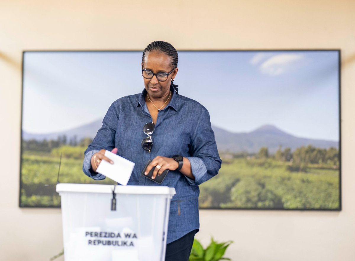 UrugwiroVillage's tweet photo. Today at Gacuriro Technical Secondary School in Gacuriro Cell, Kinyinya Sector, President Kagame, who is also RPF Presidential candidate and First Lady Jeannette Kagame joined other Rwandans to cast their votes in the Presidential and Parliamentary elections #RwandaDecides https://t.co/9wBCqdyffN