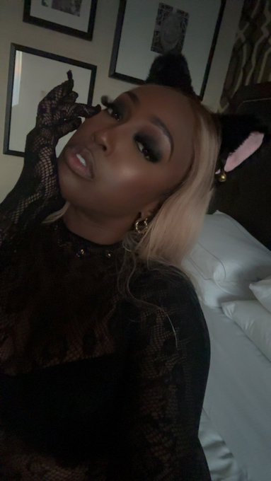 Meow 🐱 https://t.co/FDxDQN9bKt<a href="/tag/grammys"class="tags"><span>#grammys</span></a>