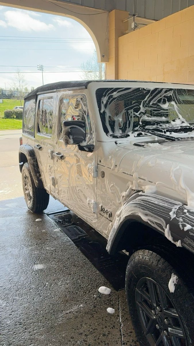 THEJeepMafia's tweet image. Good Morning Jeep Mafia 😁 
Today is #NationalCleanBeautyDay so we are taking our Jeeps to be all cleaned up and be beautiful 🧼 
Have a great day out there ✌️ #JeepWave #JeepMafia