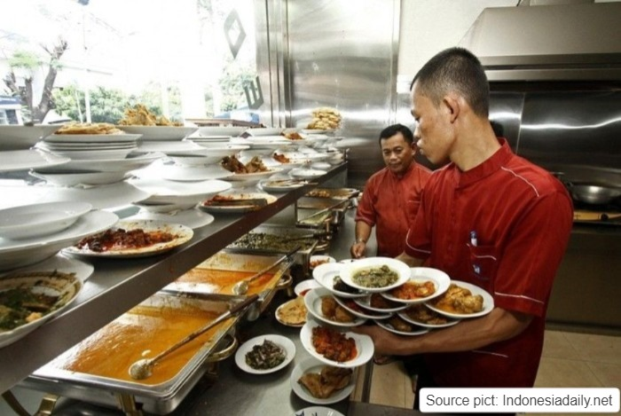 Rumah makan padang punya model bisnis unik yg udah jadi warisan turun temurun, namanya Mato.

Karyawan yg kerja di rumah makan padang ga digaji sebulan sekali tapi per 100 hari dan besaran gajinya beda-beda, tergantung "jabatan" apa yg dipegang.

Wangmin bahas detailnya di thread