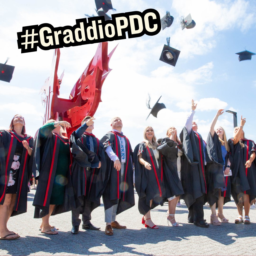 🎓 Graddio!

👉 bit.ly/GraduateGiveaw… 

Defnyddiwch #GraddioPDC i rannu eich lluniau graddio gyda ni ar gyfryngau cymdeithasol.

#GraddioPDC #GyrfaoeddPDC