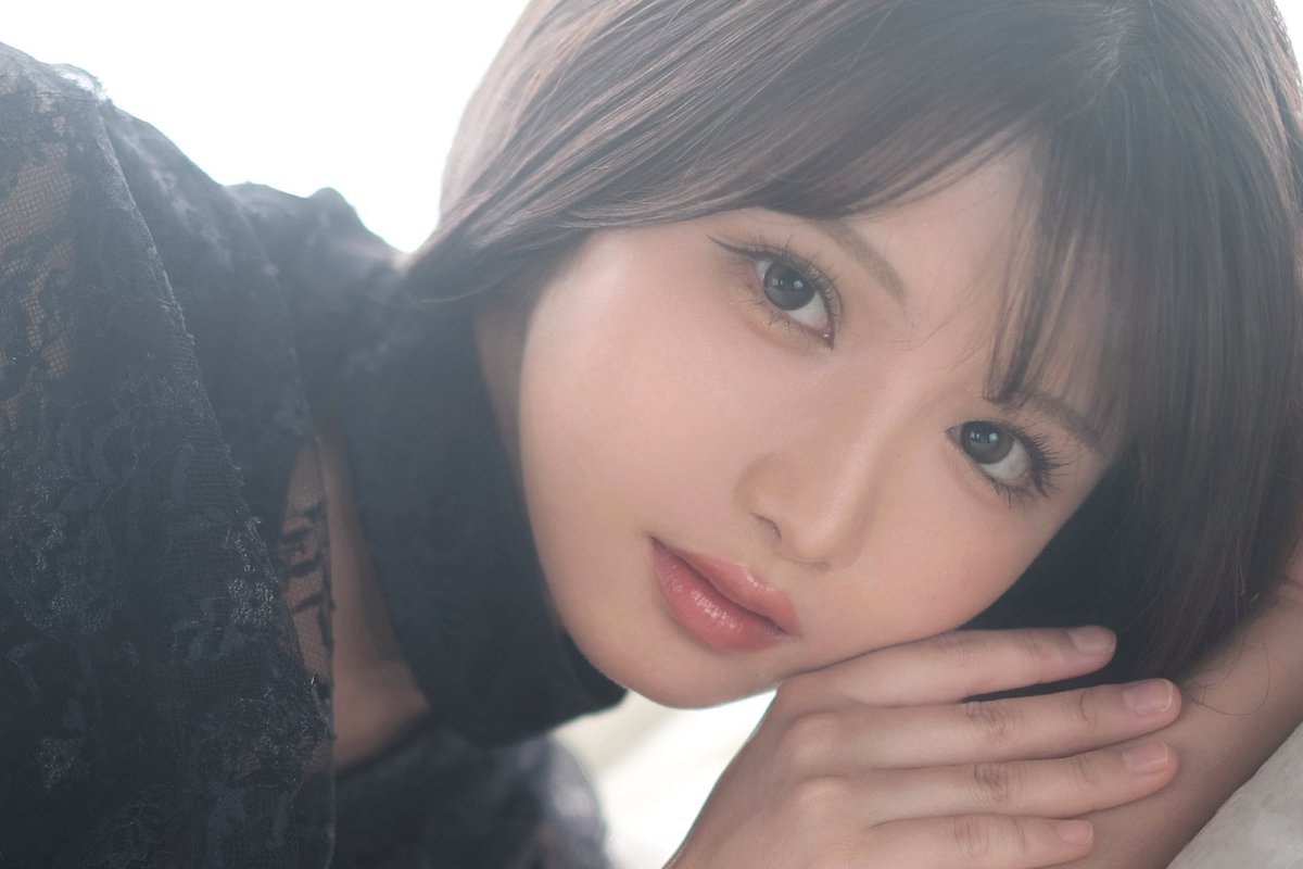 ihineigyouman's tweet photo. メイクしてる時はアイライナー長すぎ？って不安になるけど
全体で見るとこれくらいの長さがバランスが良い👁️
このメイクした日の写真は全部盛れてる🙂‍↕️！

⭐️目の角度に沿って長めのタレ目を書いて、二重線延長も書いてます💭
アイライナーだけ長いと浮くからシャドウも濃く��て、ぼかしてね！ https://t.co/gi0sldwuiQ