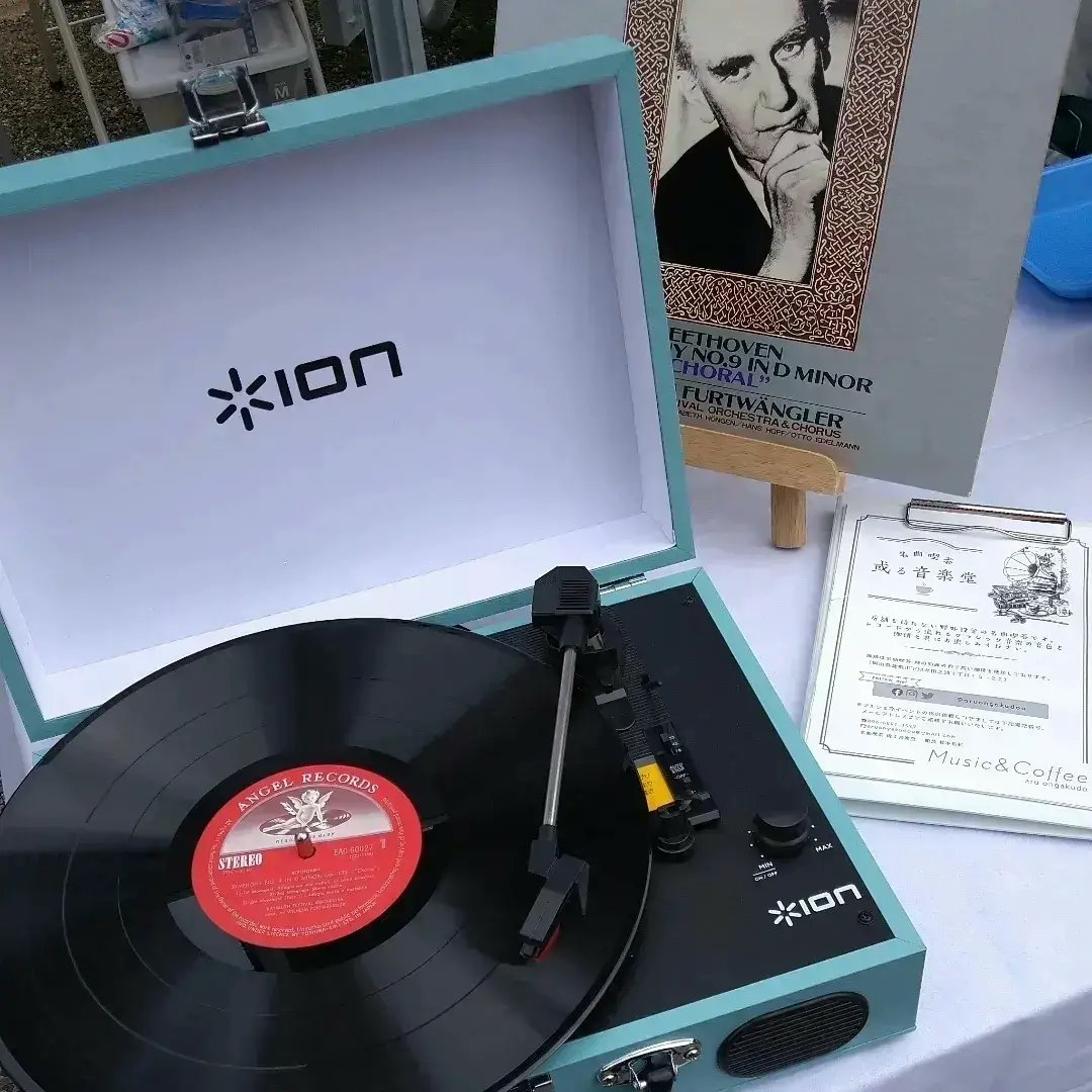 aruongakudou's tweet photo. 名曲喫茶 或る音楽堂はテントの下で珈琲を入れてクラシック音楽のレコードを流す「野外名曲喫茶」を始めて、本日で丁度一年となりました。
最初は玉藻公園内で夏の間の土日のみの出店でしたが、1月よりJR高松駅前にて再スタートしました。
そして明日の高松駅前の出店を持って一旦お休みとなります。 https://t.co/u2L7fTRYJ3