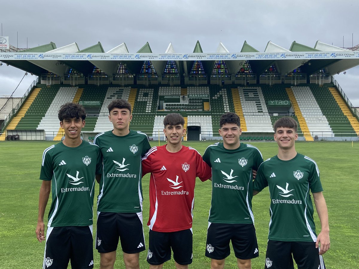 💚 Los juveniles Asier, Carlos, Hugo, Iker y Mario realizarán la pretemporada con el primer equipo.

#CanteraCPC