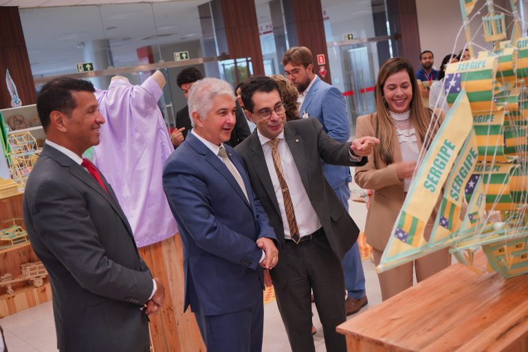 mpsergipe's tweet photo. MPSE recebe exposição de produtos confeccionados em unidades prisionais e fortalece parceria para ressocialização de detentos https://t.co/8qDN99ku52 https://t.co/IYvaLgdIin