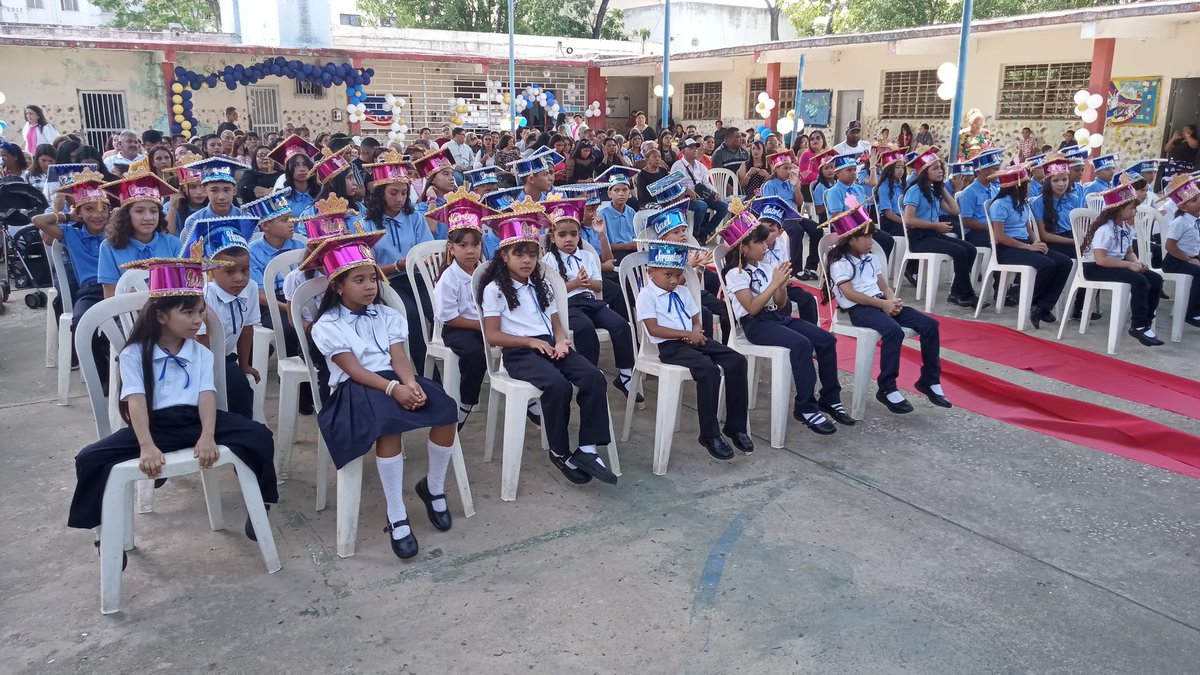 HiulisR's tweet photo. #9DeJulio se llevó a cabo la graduación de los alumnos de kinder y 6to grado del Colegio Andrés Bello, ubicado en la calle Venezuela de la parroquia Paraute del municipio Lagunillas donde cordialmente fui invitada como Madrina de Promoción.

#HiulisContigo
#TrabajandoParaTodos https://t.co/lIT1N4jRi5