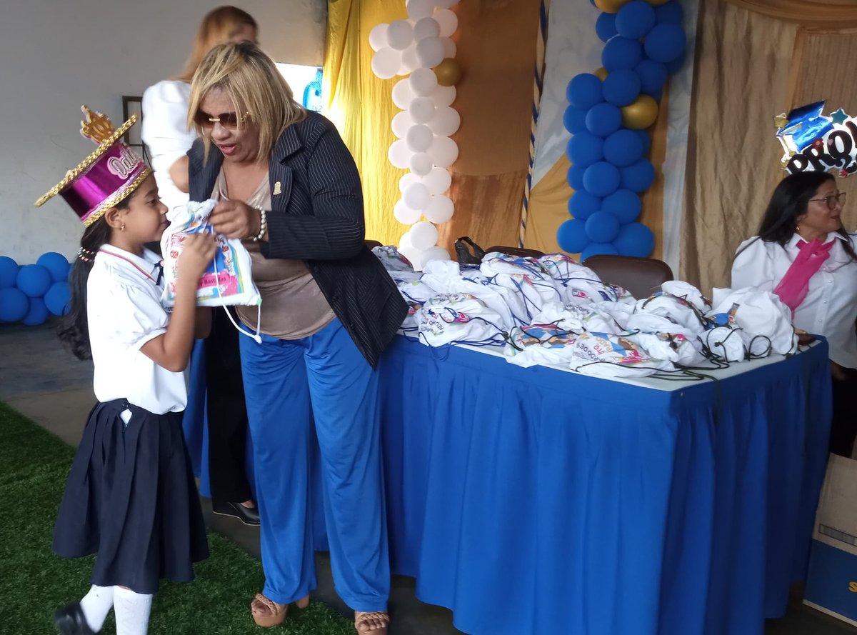 HiulisR's tweet photo. #9DeJulio se llevó a cabo la graduación de los alumnos de kinder y 6to grado del Colegio Andrés Bello, ubicado en la calle Venezuela de la parroquia Paraute del municipio Lagunillas donde cordialmente fui invitada como Madrina de Promoción.

#HiulisContigo
#TrabajandoParaTodos https://t.co/lIT1N4jRi5