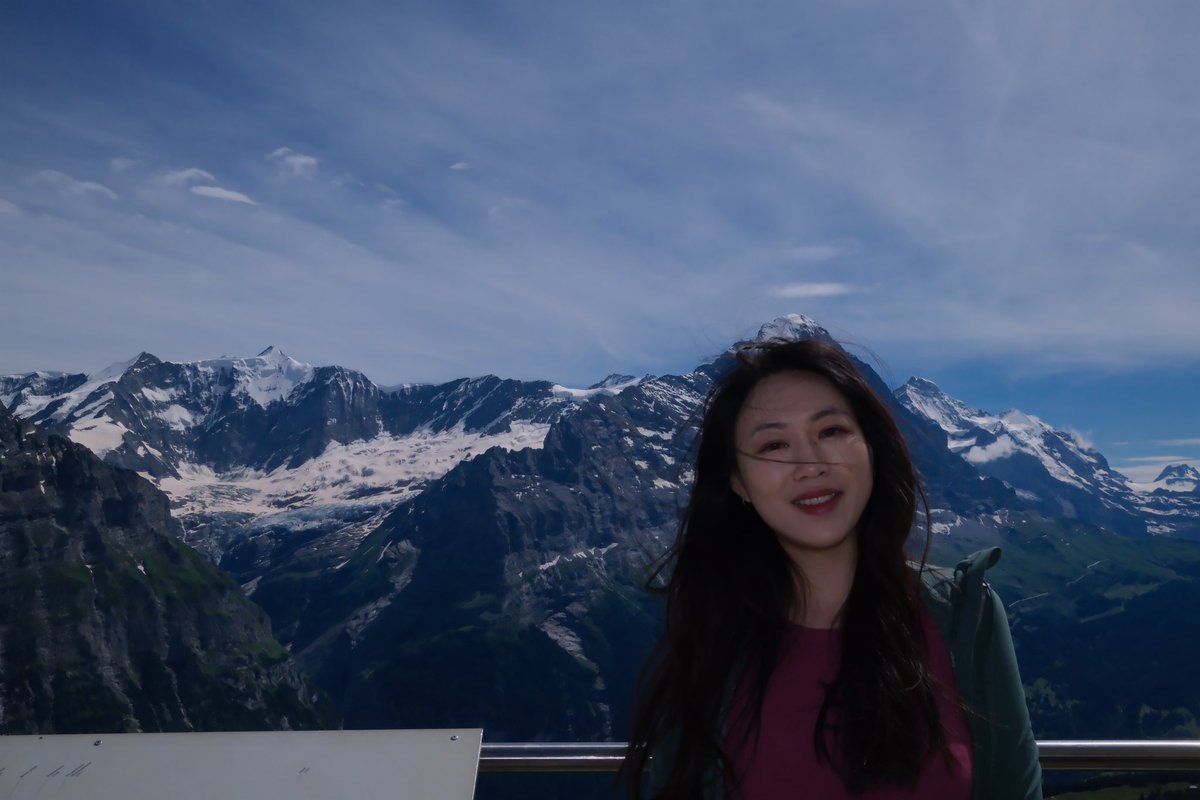 🇨🇭 First山🏔️
脚下是草地 远处是雪山
徒步未半而中道放弃🤪