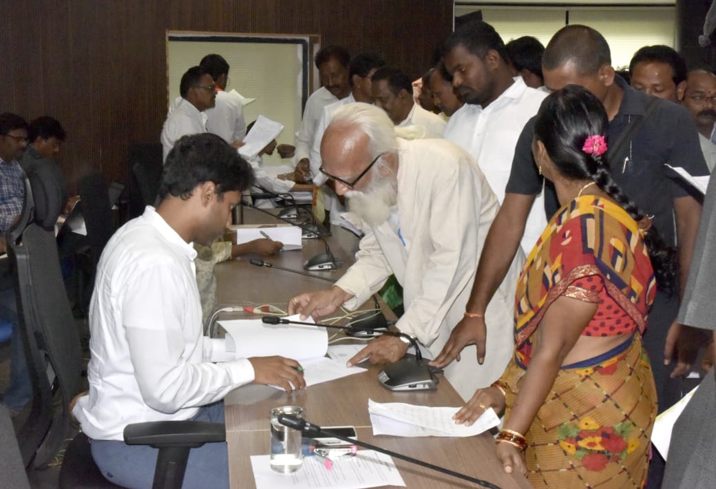 Collector_KMM's tweet photo. తిరుమలాయపాలెం మండలం జల్లేపల్లి గ్రామంలో విషజ్వరాలతో బాధపడుతున్న వారిని రాష్ట్ర రెవిన్యూ మంత్రివర్యులతో కలిసి పరామర్శ

తిరుమలాయపాలెం మండలం జల్లేపల్లి గ్రామంలోని జిల్లా పరిషత్ ఉన్నత పాఠశాల సందర్శన

ఖమ్మం కలెక్టరేట్ లో ప్రజాల నుండి వినతులు స్వీకరించిన ఖమ్మం జిల్లా కలెక్టర్ https://t.co/H4Q1w4yDWQ