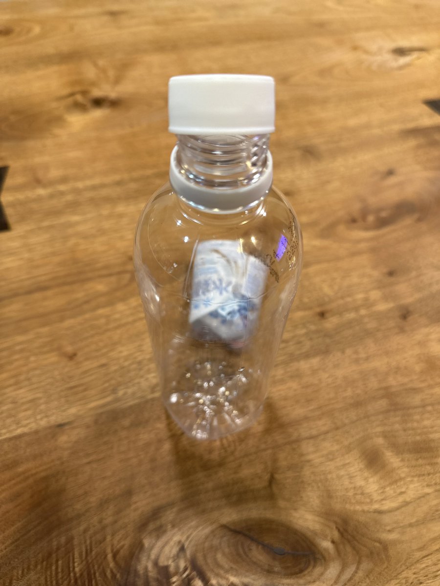 ペットボトルのキャップ

ボトルと同じ素材のPET樹脂で作らない理由はボトルとキャップの両方に硬い素材を使用すると気密性の保持に問題が生じたり、消費者がスムーズに開け閉めすることが出来なくなるからだそうです

宇宙旅行ができる時代。。

なんとかなりそうな気がするのは私だけ？