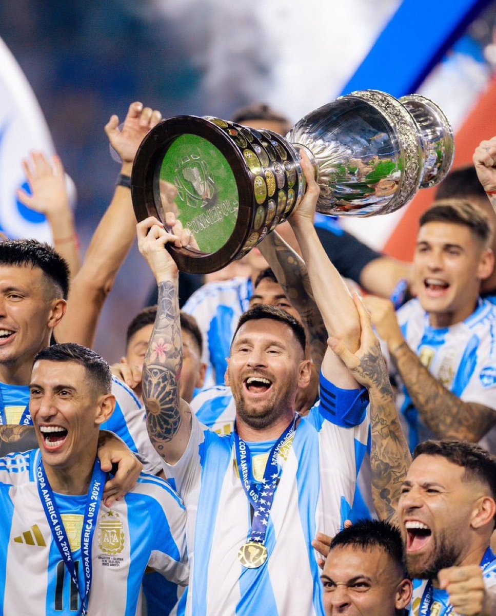 ProTipsster's tweet image. dünya futbol tarihinin en çok kupa kazanan futbolcusu, lionel messi..

en iyisi..