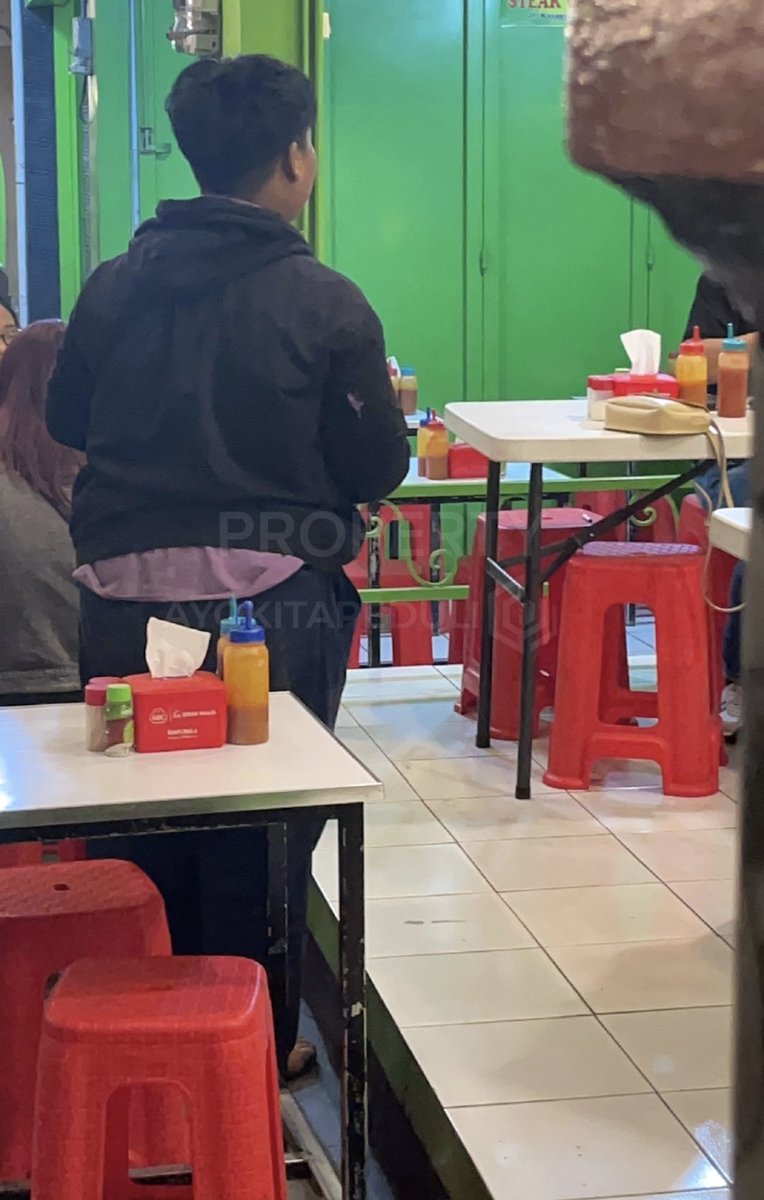 ayokitapeduli_'s tweet photo. “Mau beli ga kak...” *kaget banget dengernya* 😭

Gimana gak kaget lihat anak di bawah umur masih jualan keliling di jam 10 malam. Waktu kenalan adeknya katanya jualan buat biaya sekolahnya dan adik-adiknya 😭 https://t.co/bBTG47gt8C