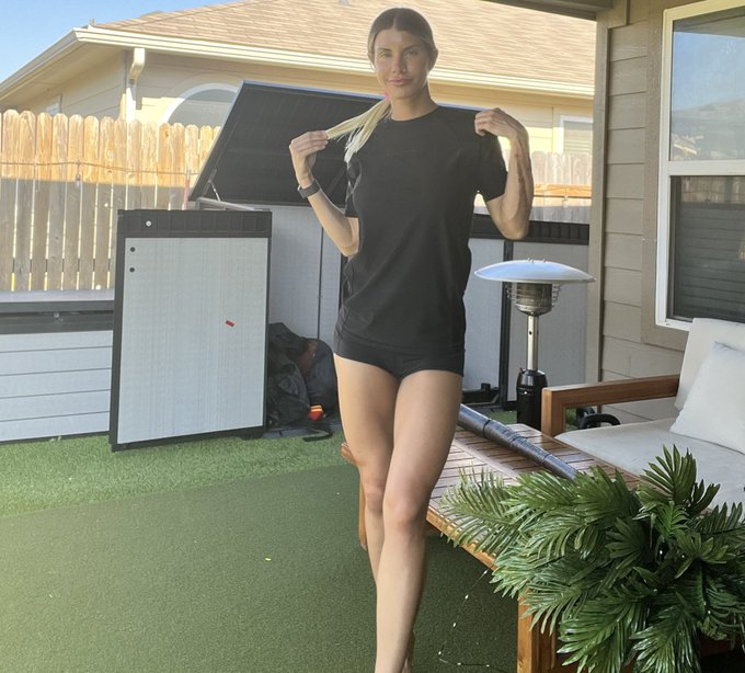 Up with the sun wish I was sucking someone&rsquo;s sun 🌞 🍆 😇 https://t.co/NPcEipm0zy