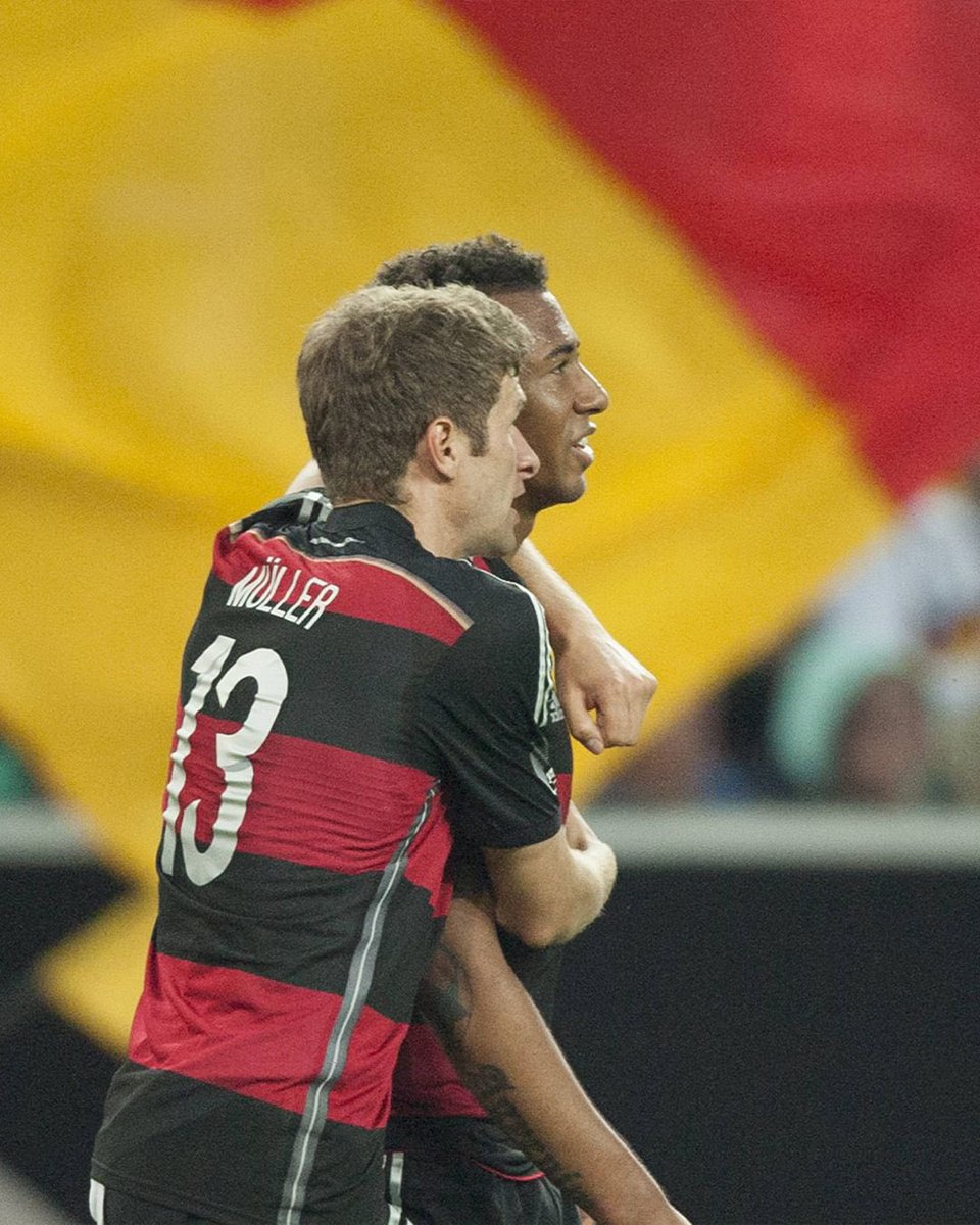 JeromeBoateng's tweet photo. Was für eine Nationalmannschafts-Karriere! @esmuellert_ 🇩🇪👏🏽

Stolz darauf, für viele Jahre mit dir gemeinsam das DFB-Team vertreten zu haben 🙌🏽 Legende 💪🏽 https://t.co/lDAnJZMhpT