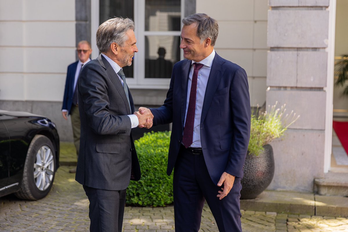 België is al sinds jaar en dag onze goede buur én vriend. Onze landen zijn op enorm veel terreinen met elkaar verbonden. We drijven veel handel met elkaar en werken samen op gebieden als defensie, de aanpak van georganiseerde misdaad, landbouw en de energietransitie. En