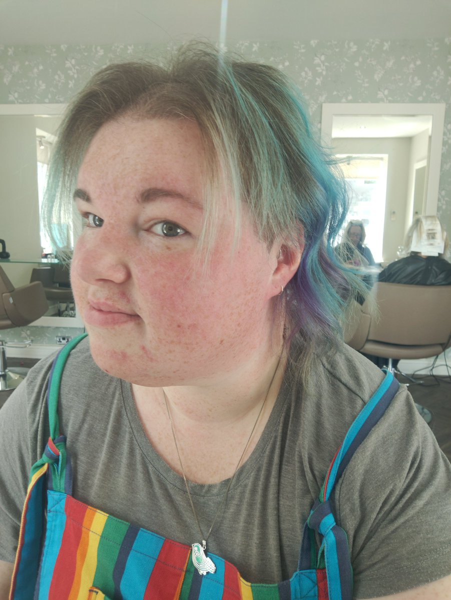 Fully embracing the mullet this time, much shorter than I've had my hair in ages. Perfect for summer 🌞